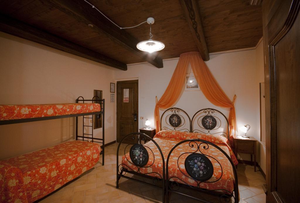 Agriturismo Vecchio Gelso Ortezzano Habitación foto